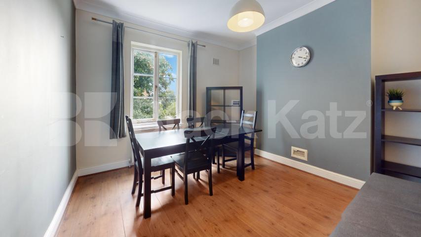 Stylish 3 Bedroom Flat on Quiet Residential Street Rochester Road, Camden